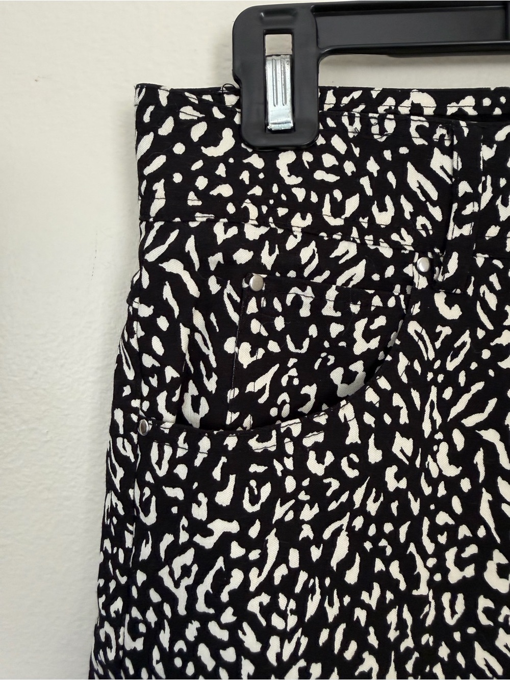 89th & Madison Black and White Animal Print Jean Shorts Size 6 - Picture 4 of 13
